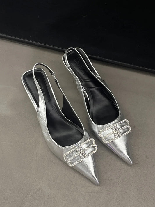 Slingback-Pumps in Silber und Schwarz