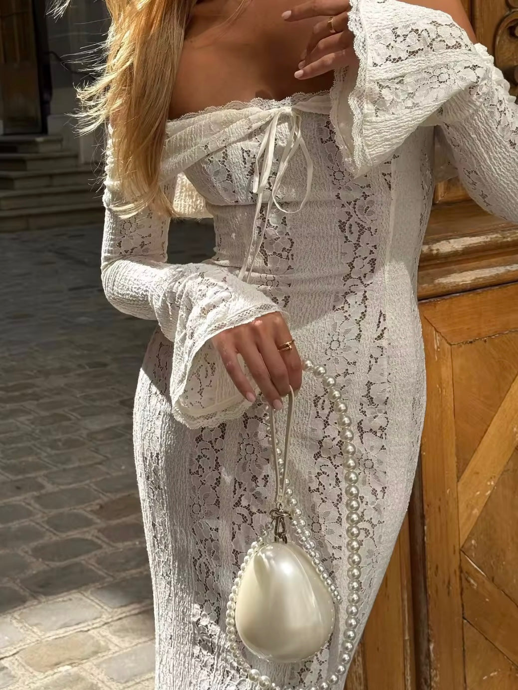 Schulterfreies Maxikleid aus Spitze mit Unterkleid