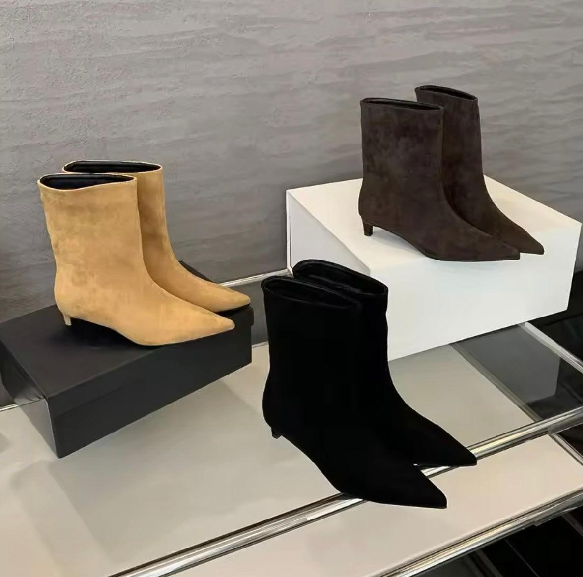 Stiefeletten in Eco-Wildleder mit spitzem Absatz - Sorentis
