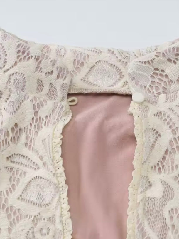 Langärmliges Minikleid aus Spitze