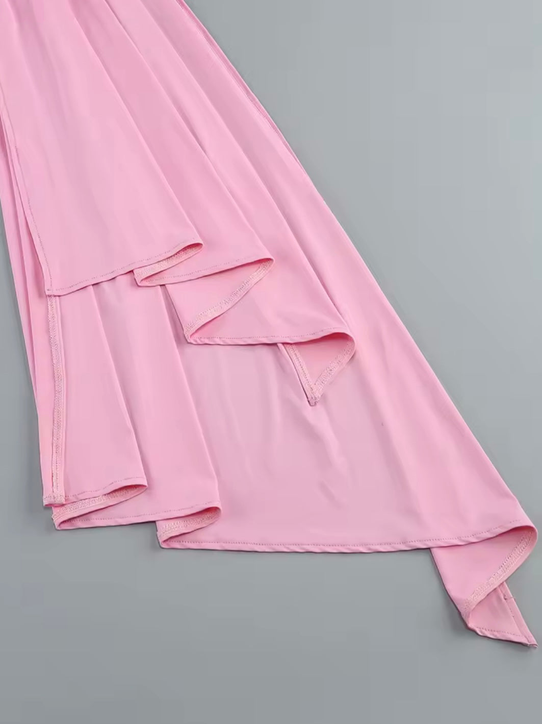 Gerafftes Minikleid mit Cut-outs und Ring Details