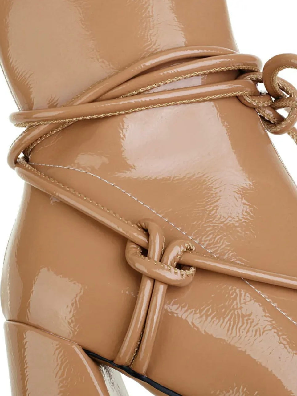 Lack Ankleeboots mit Blockabsatz