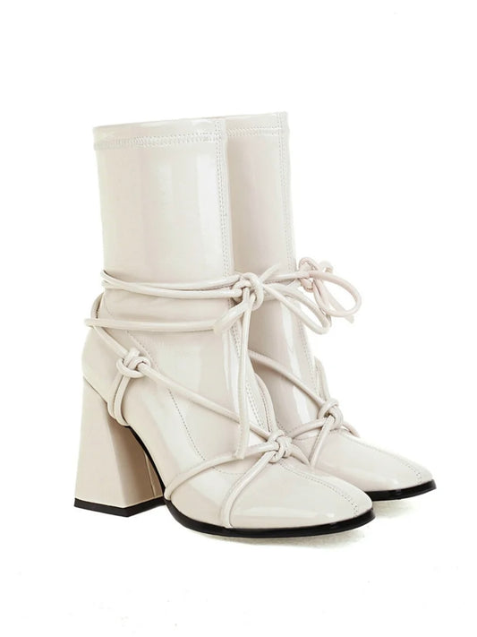 Lack Ankleeboots mit Blockabsatz