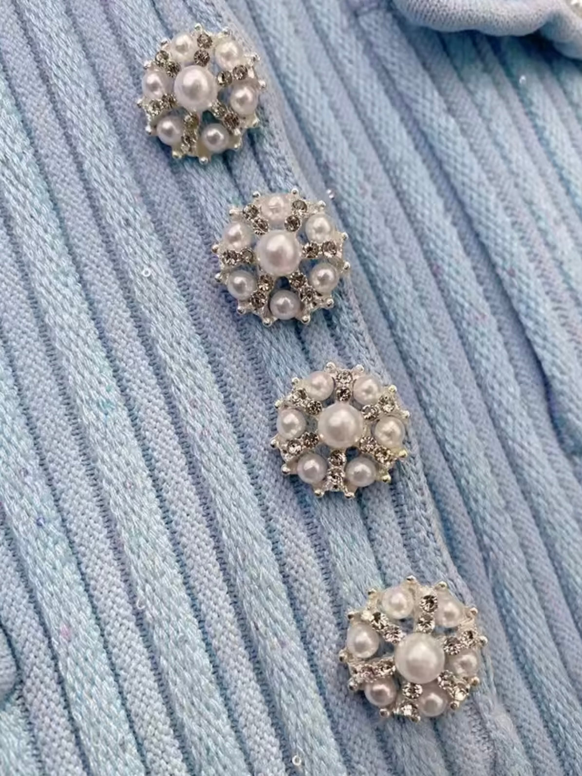 Rippstrickkleid mit Perlenknöpfen