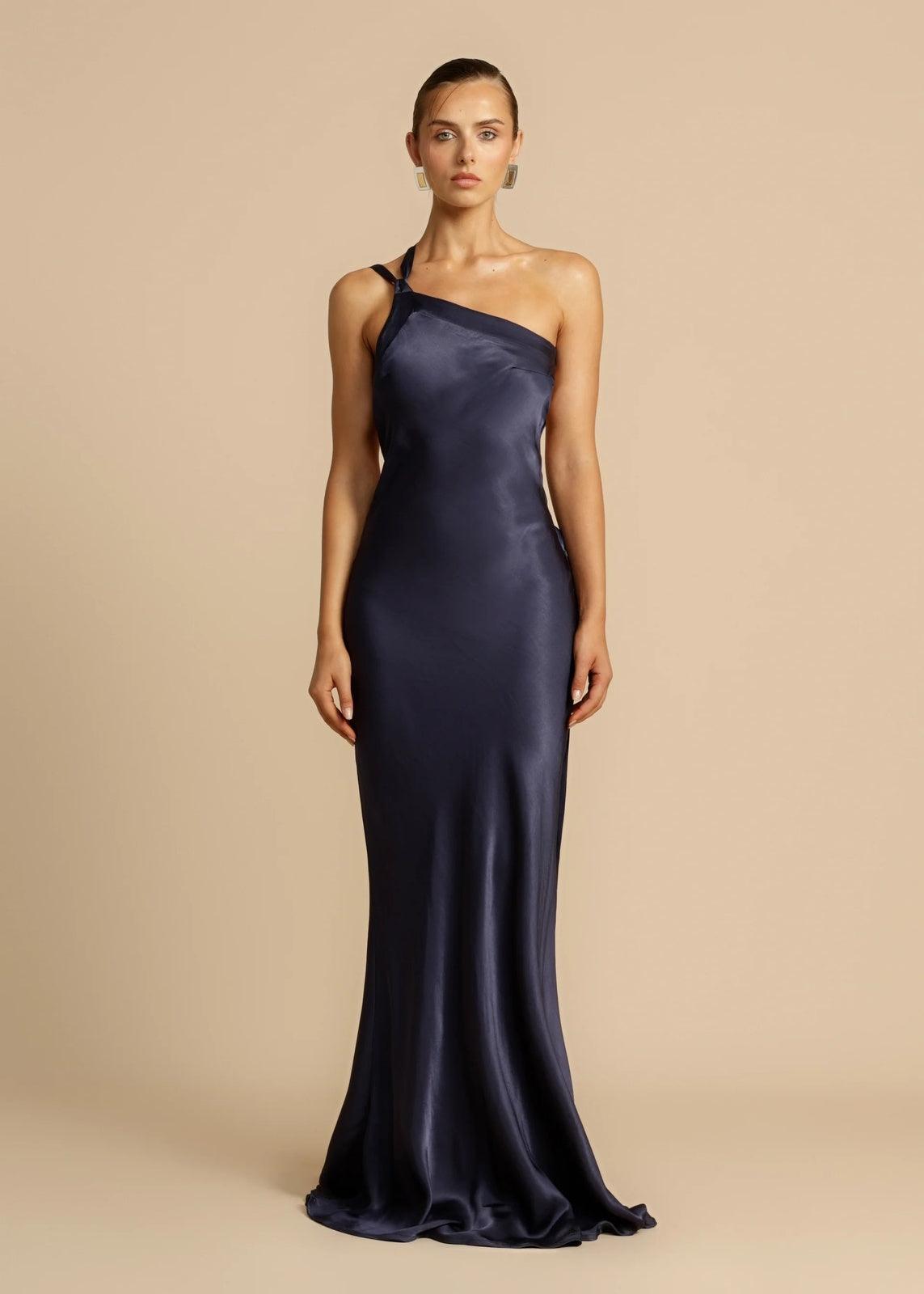 Elegantes Satin-Maxikleid mit One-Shoulder-Design - Sorentis