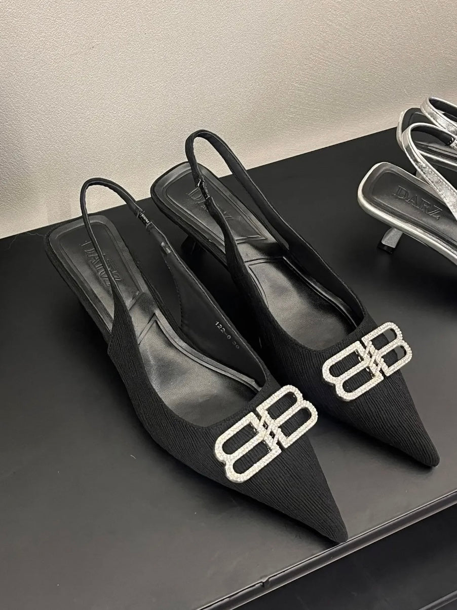 Slingback-Pumps in Silber und Schwarz