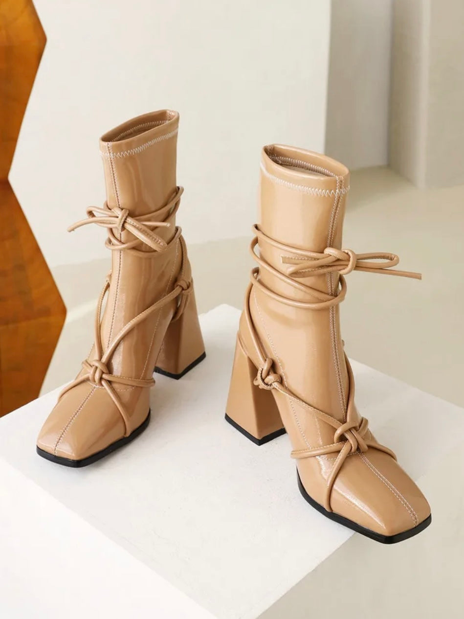 Lack Ankleeboots mit Blockabsatz