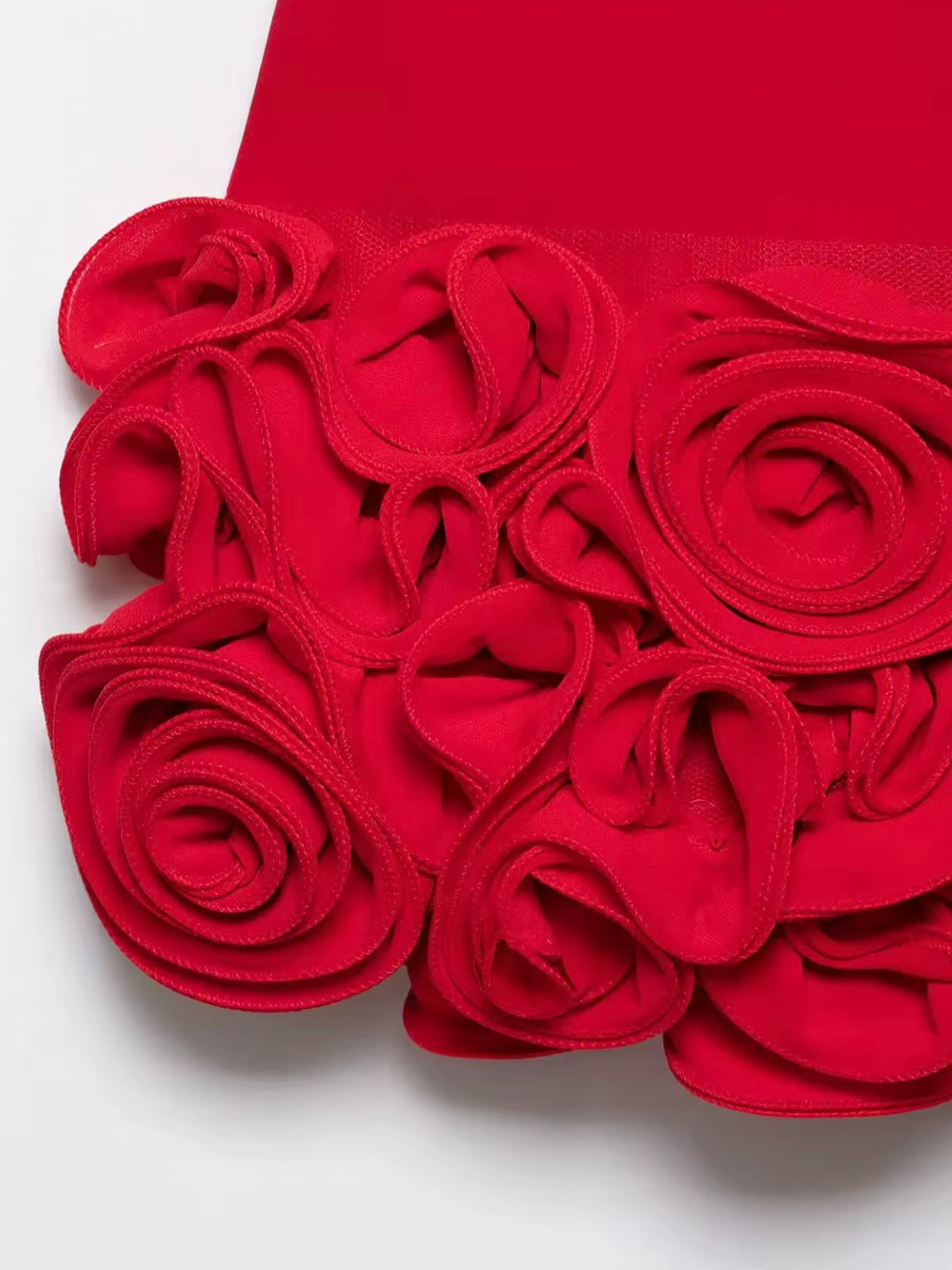 Minikleid in Rot mit 3D-Blumen-Rüschen