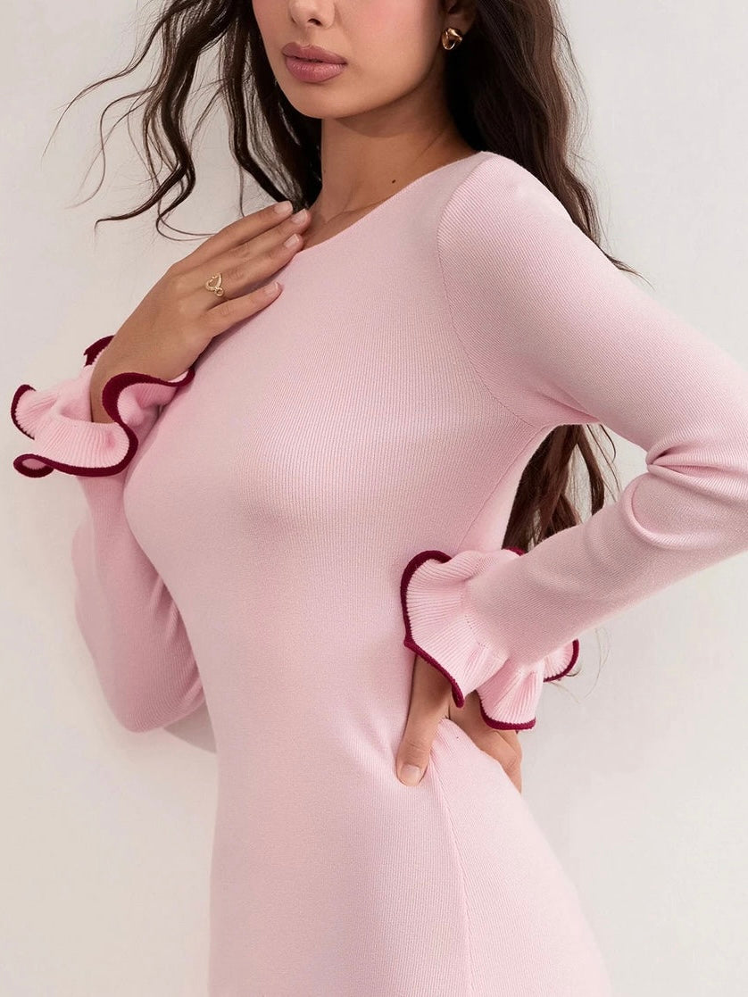 Strick-Minikleid mit Rundhalsausschnitt, Rüschen-Abschlüssen und feiner Kontrastverzierung.