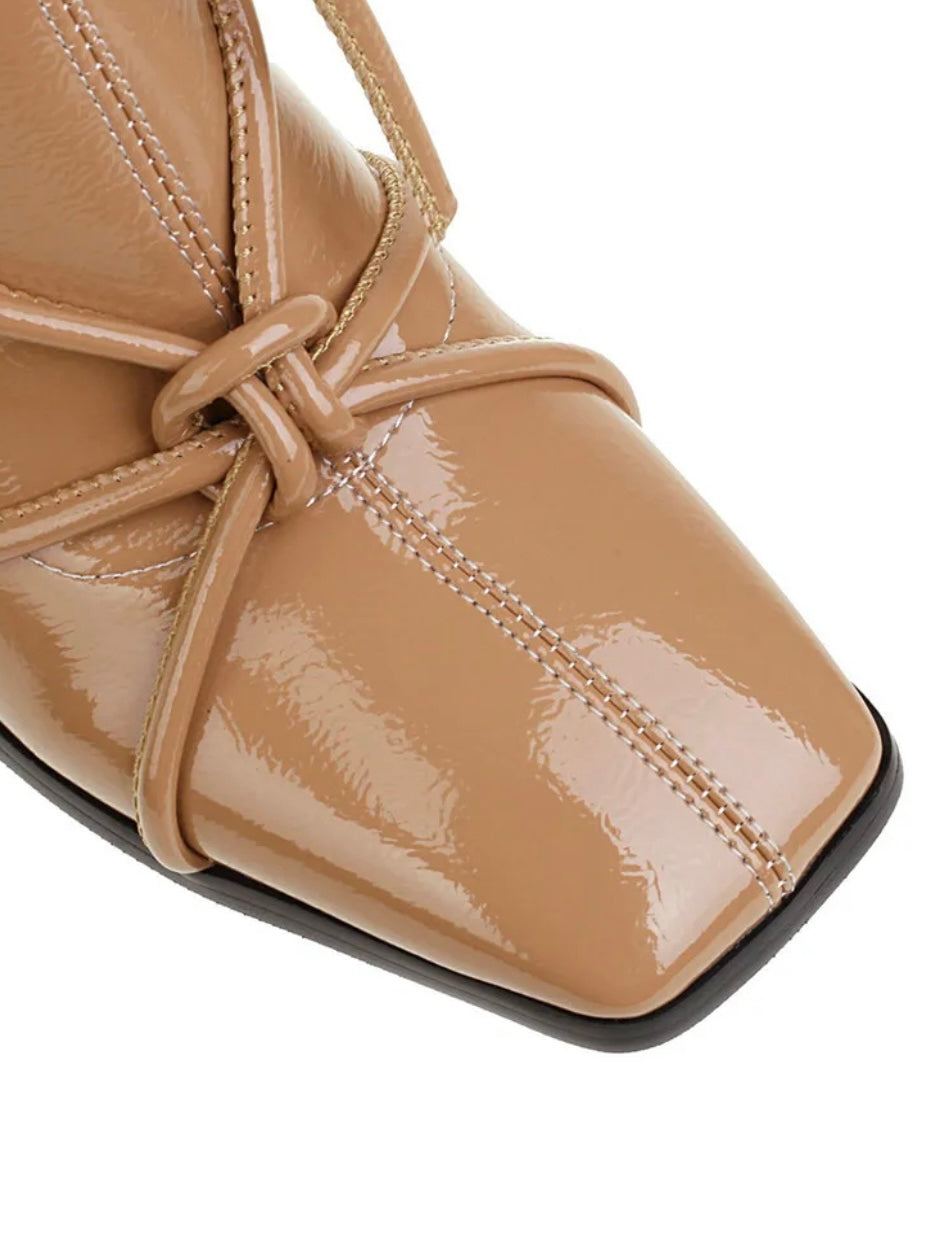 Lack Ankleeboots mit Blockabsatz