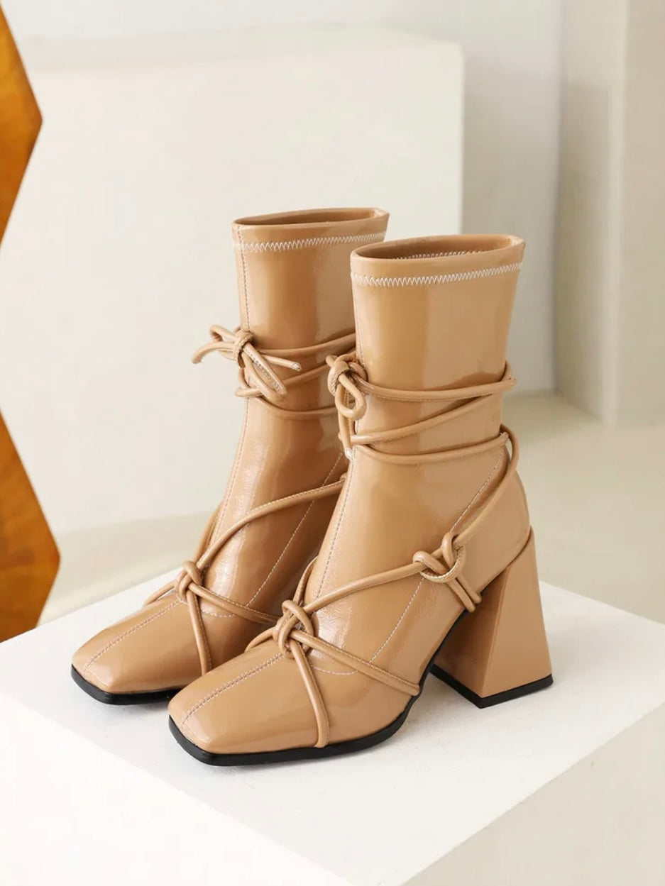 Lack Ankleeboots mit Blockabsatz
