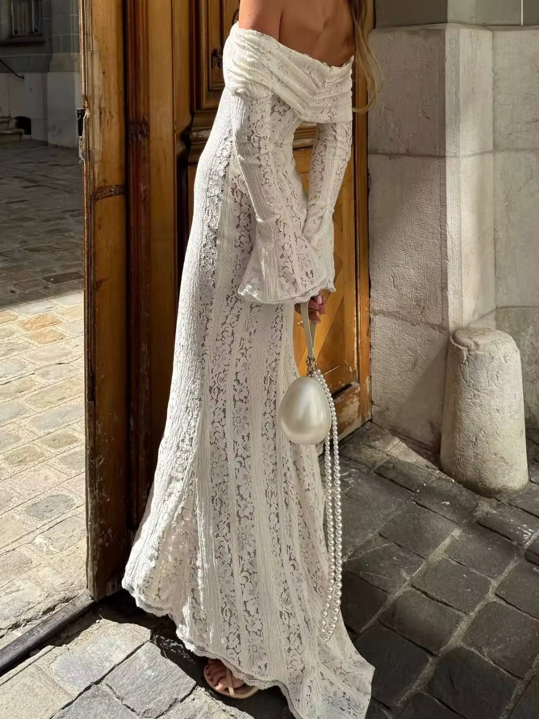Schulterfreies Maxikleid aus Spitze mit Unterkleid