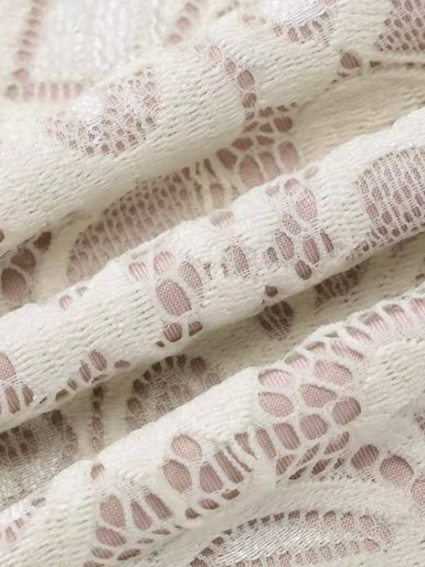Langärmliges Minikleid aus Spitze