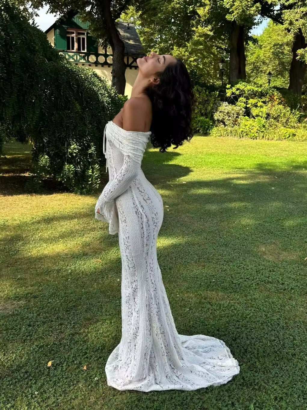 Schulterfreies Maxikleid aus Spitze mit Unterkleid