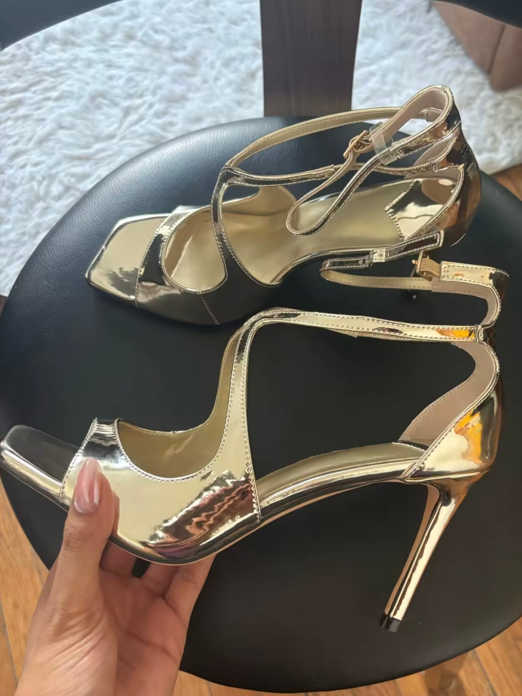 High Heels mit Knöchelriemen in Gold