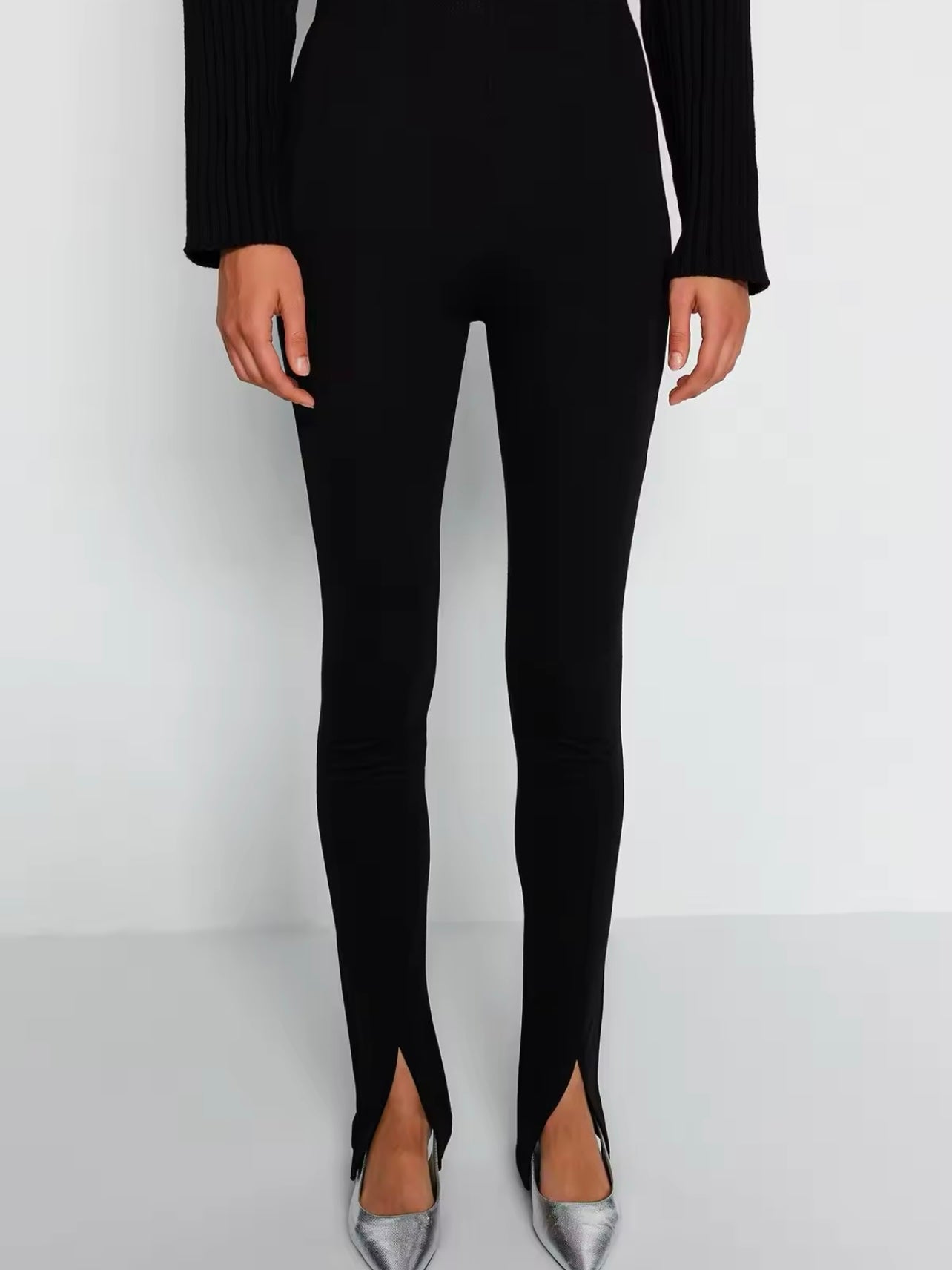Elastische Leggings mit Schlitz