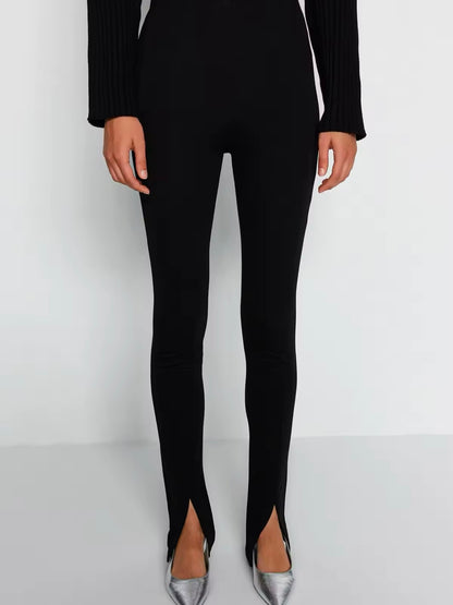 Elastische Leggings mit Schlitz