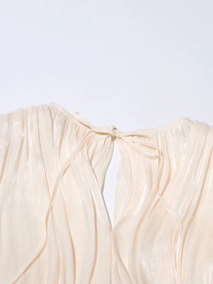Glänzendes Mini-Blusenkleid mit Volant und weiten Ärmeln