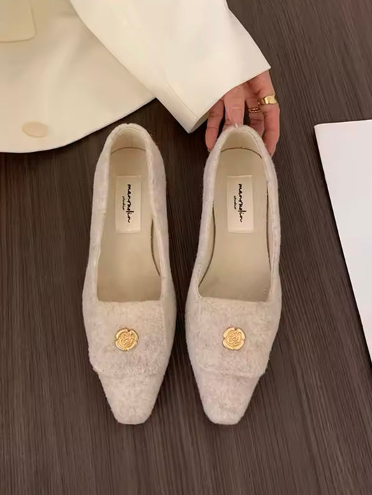 Flauschige flache Loafer mit Gold-Emblem