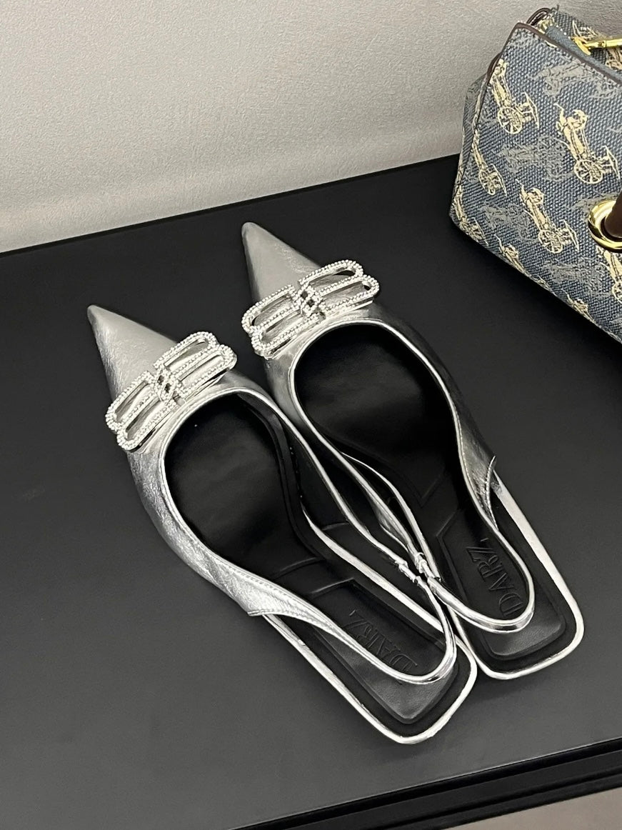 Slingback-Pumps in Silber und Schwarz