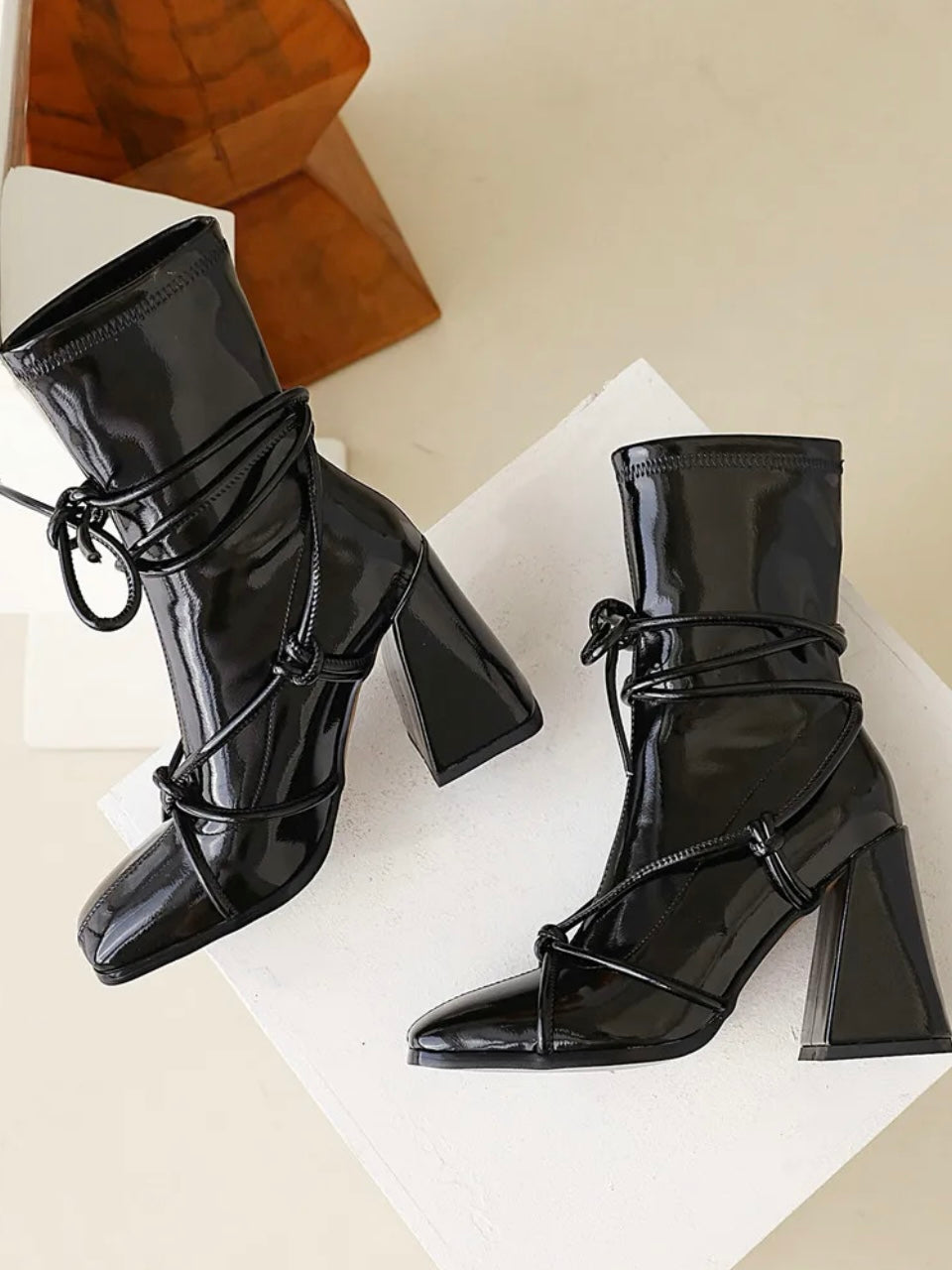Lack Ankleeboots mit Blockabsatz