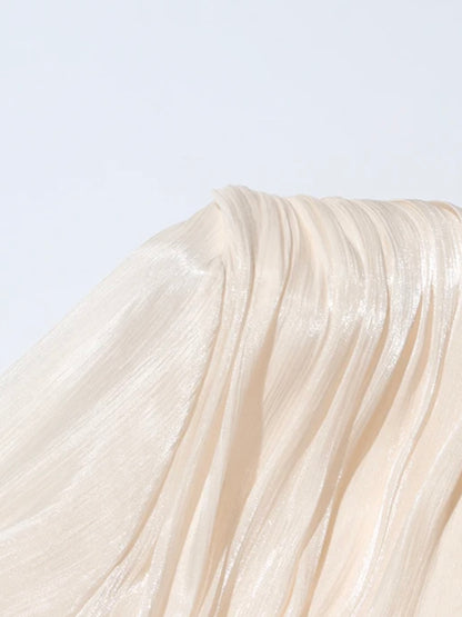 Glänzendes Mini-Blusenkleid mit Volant und weiten Ärmeln