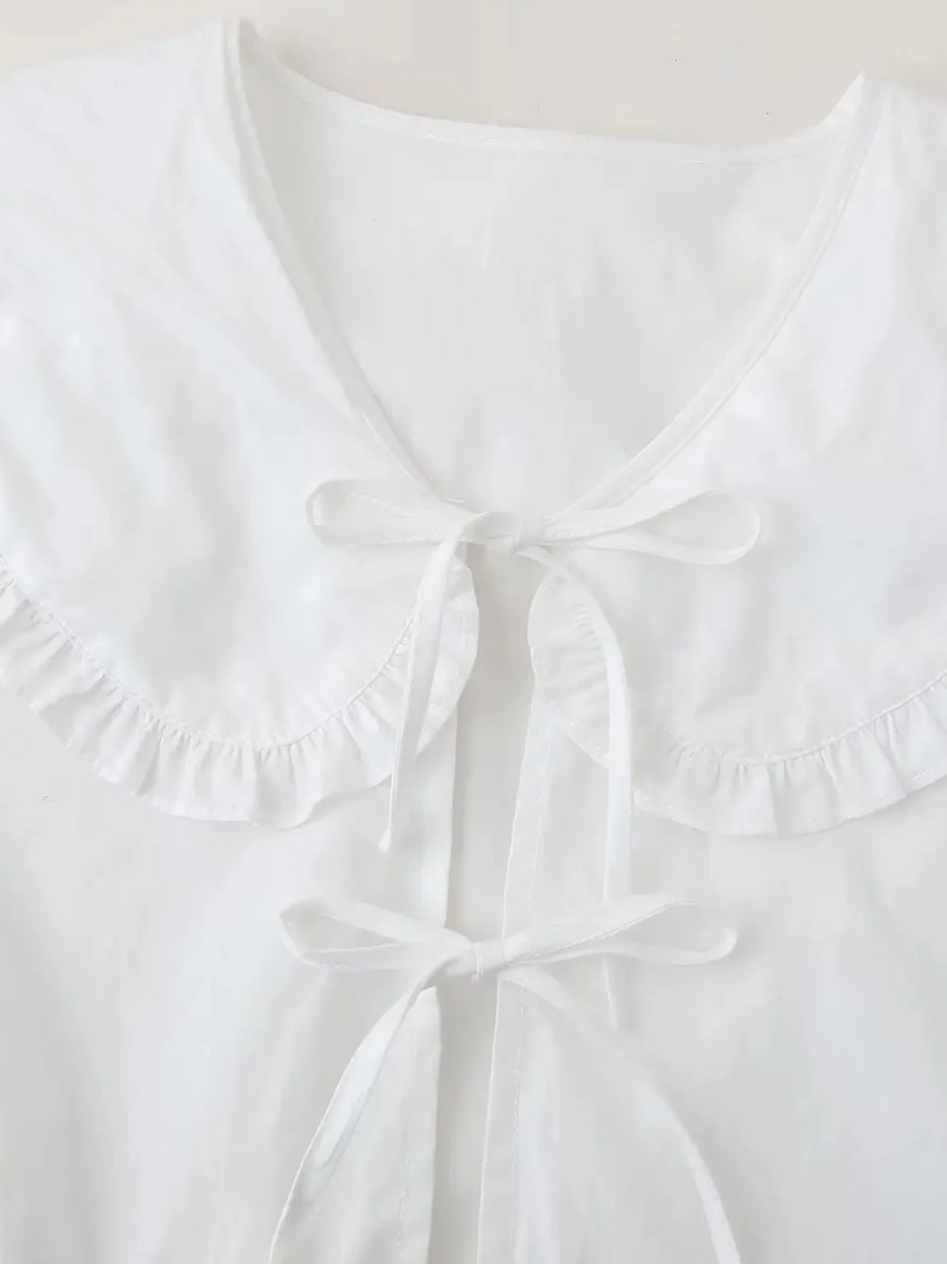 Vorne gebundene Schößchen-Bluse mit Bubikragen