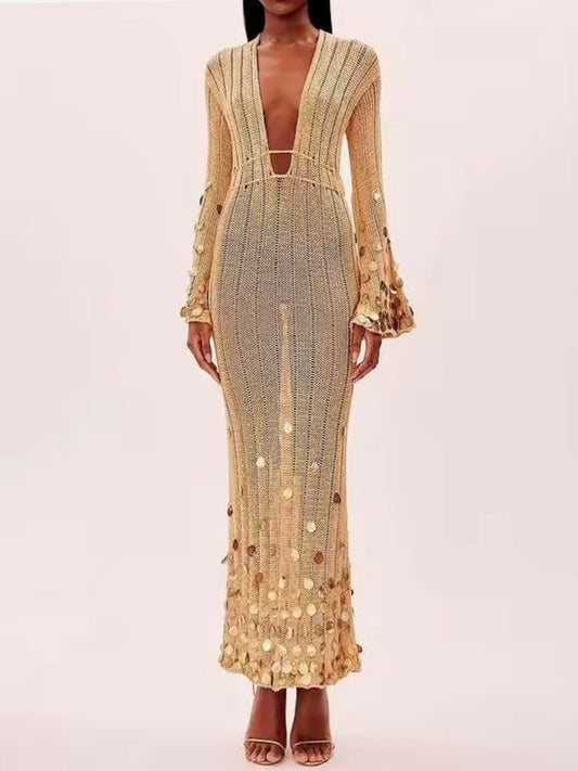 Langes goldfarbenes Strickkleid mit Pailletten und tiefem V-Ausschnitt