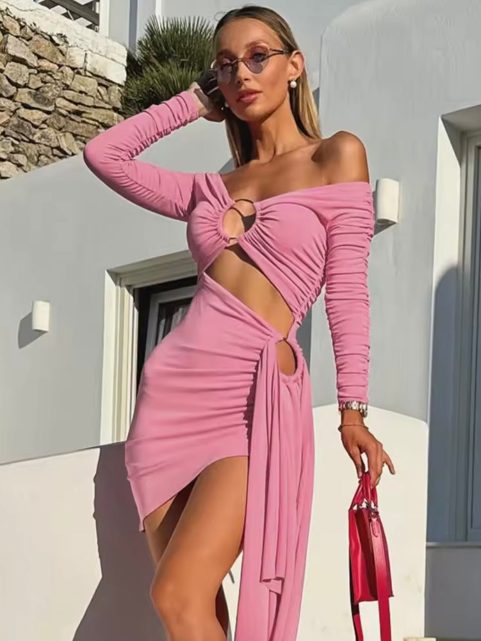 Gerafftes Minikleid mit Cut-outs und Ring Details