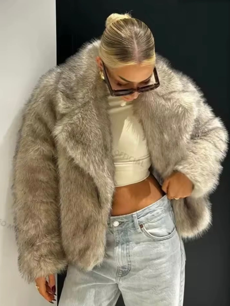 Kurze Pelzjacke in Khaki