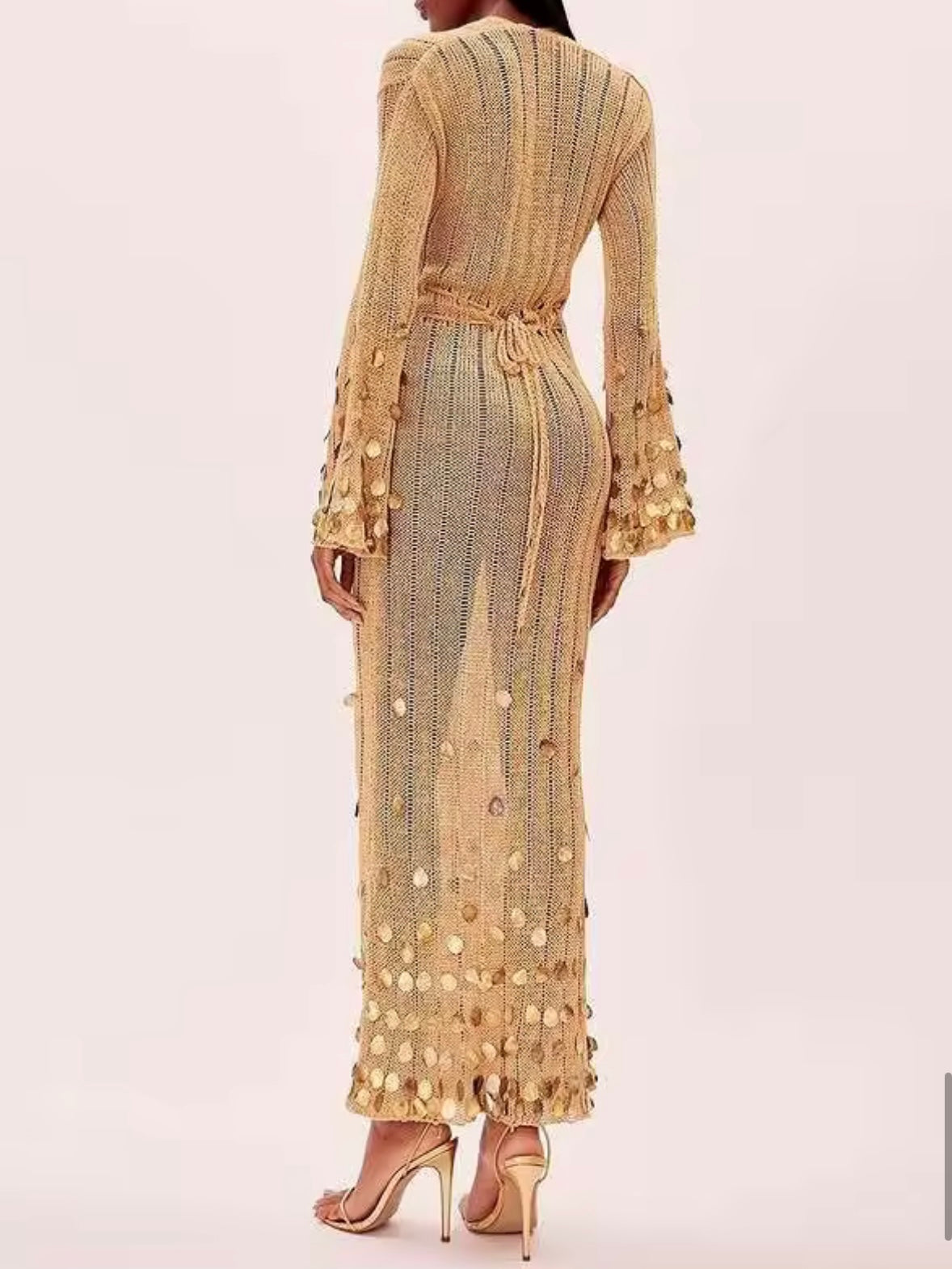 Glamouröses Strickkleid mit offenen Rücken und glänzenden Details