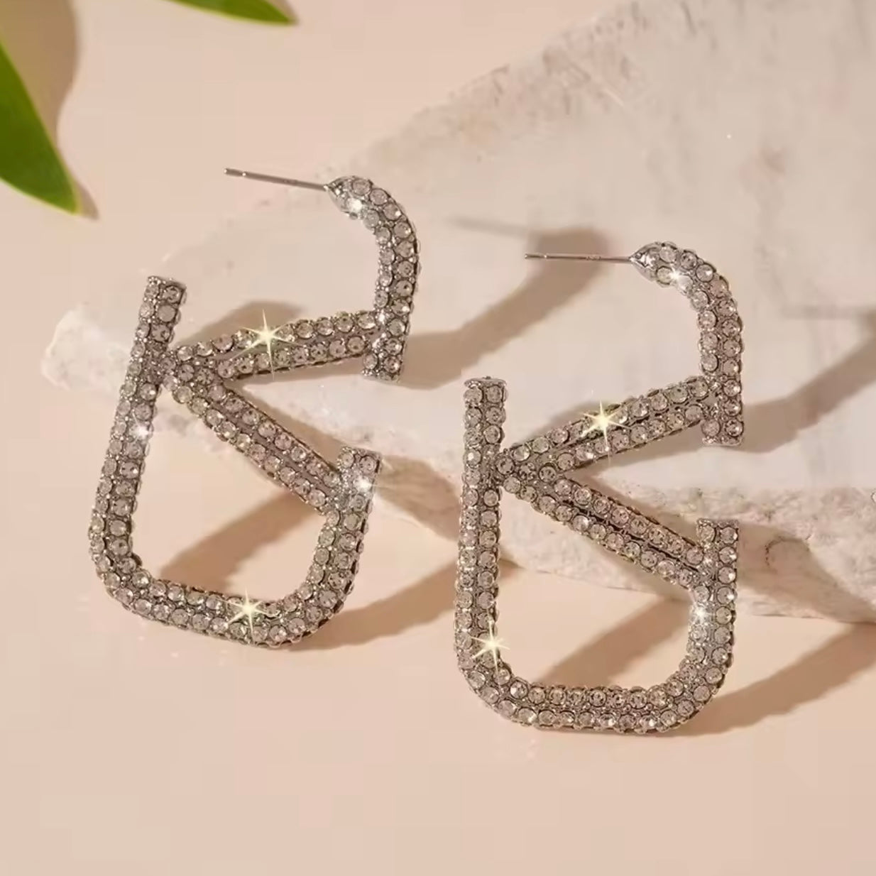 Funkelnde Designer-Dupe-Ohrringe aus Silberkupfer mit auffälligem geometrischem Muster und Strasssteinen