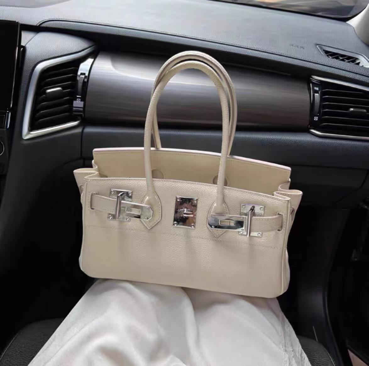 Echtleder Handtasche mit Silber Verschluss 30cm