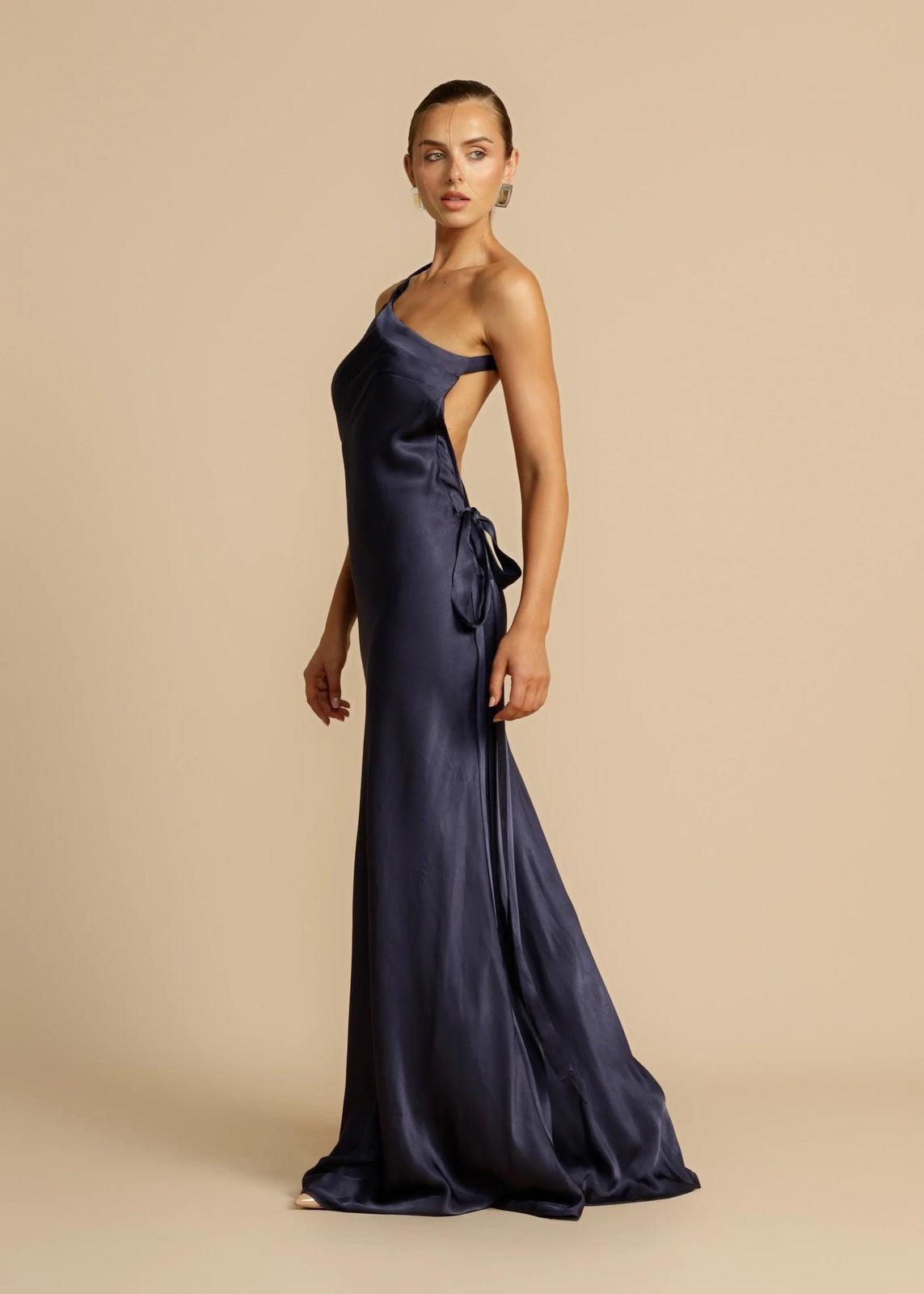 Elegantes Satin-Maxikleid mit One-Shoulder-Design - Sorentis