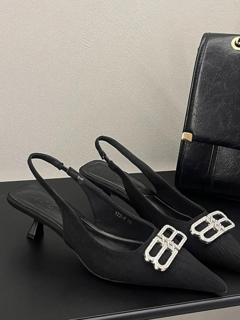 Slingback-Pumps in Silber und Schwarz
