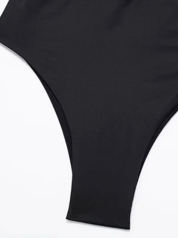 Elastischer Body mit Cut-Outs und goldenen Perlen