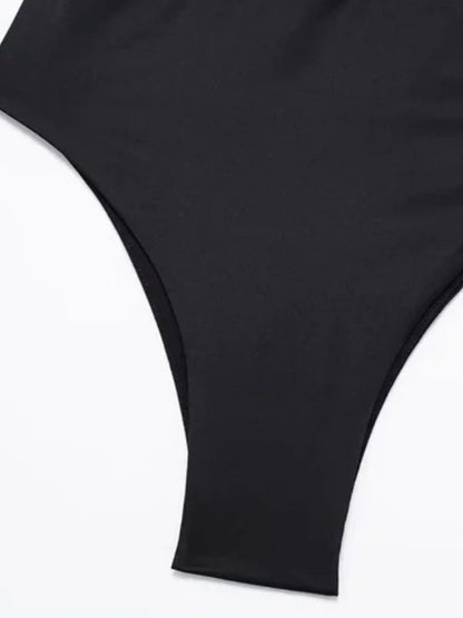 Elastischer Body mit Cut-Outs und goldenen Perlen