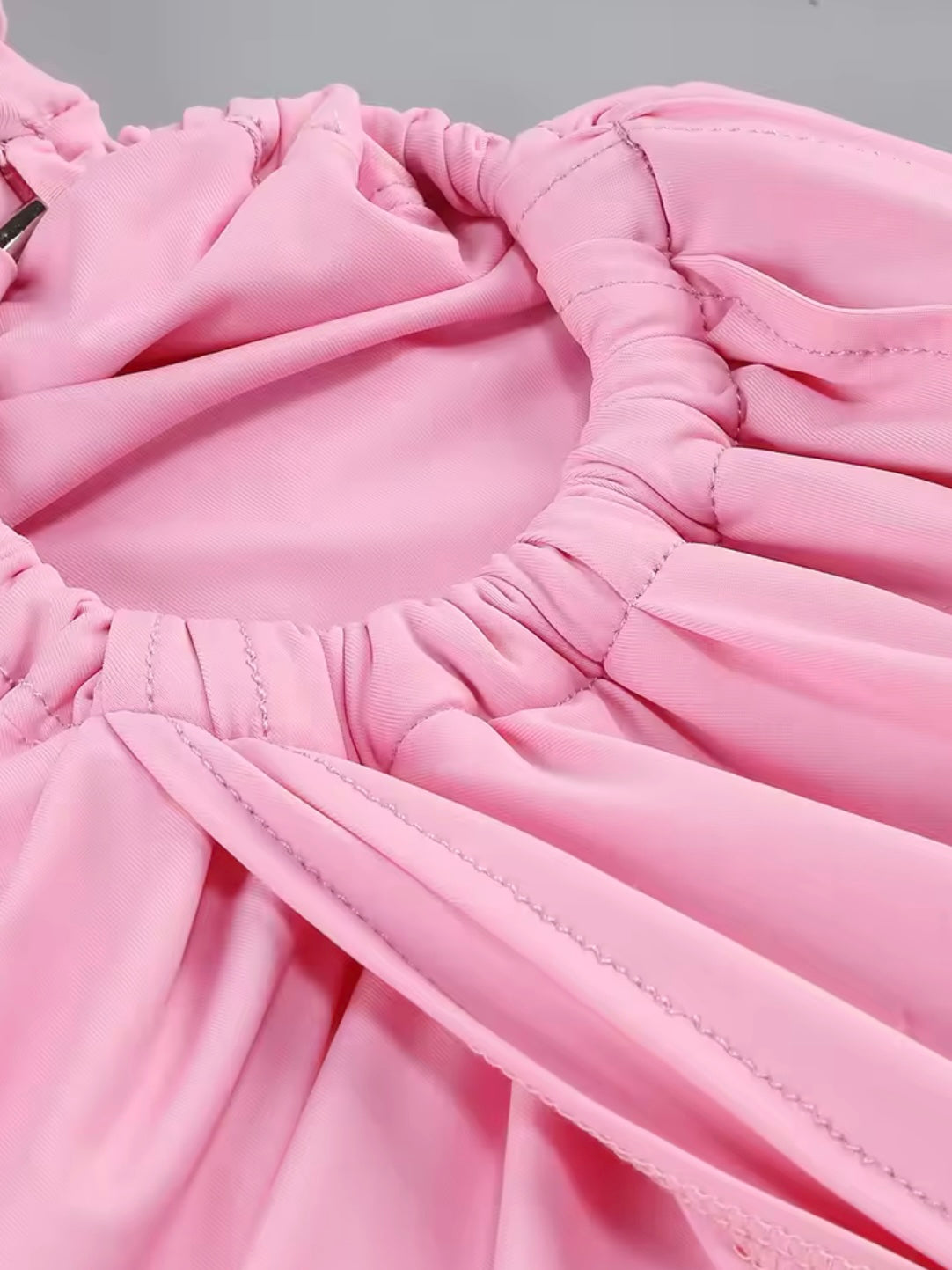 Gerafftes Minikleid mit Cut-outs und Ring Details