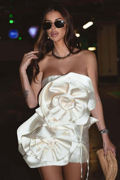 Trägerloses Mini-Kleid mit Blumenapplikationen und Rückenschnürung - Sorentis