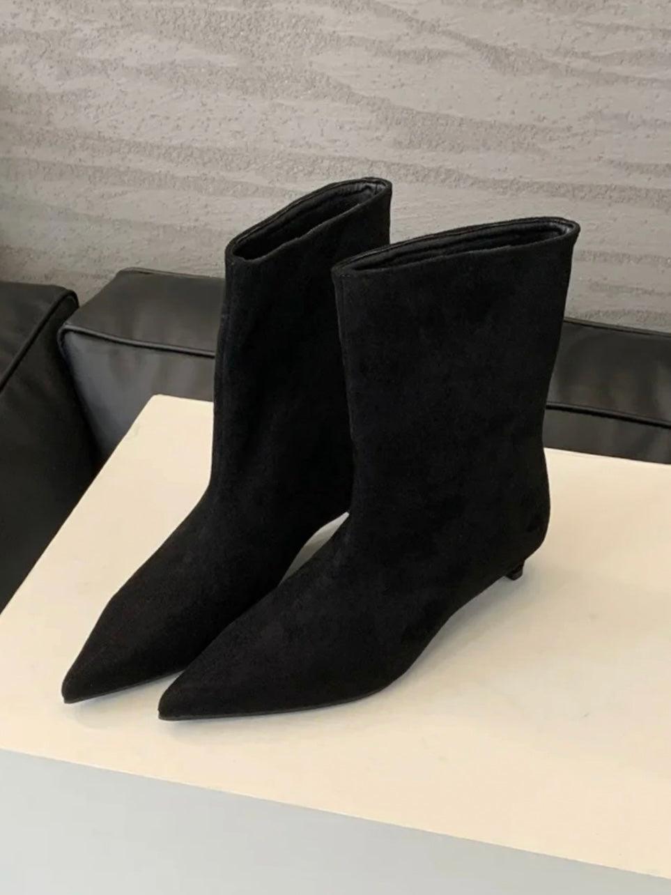 Stiefeletten in Eco-Wildleder mit spitzem Absatz - Sorentis