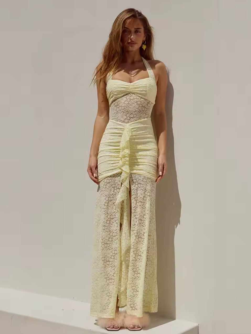 Langes Spitzenkleid mit Schlitz