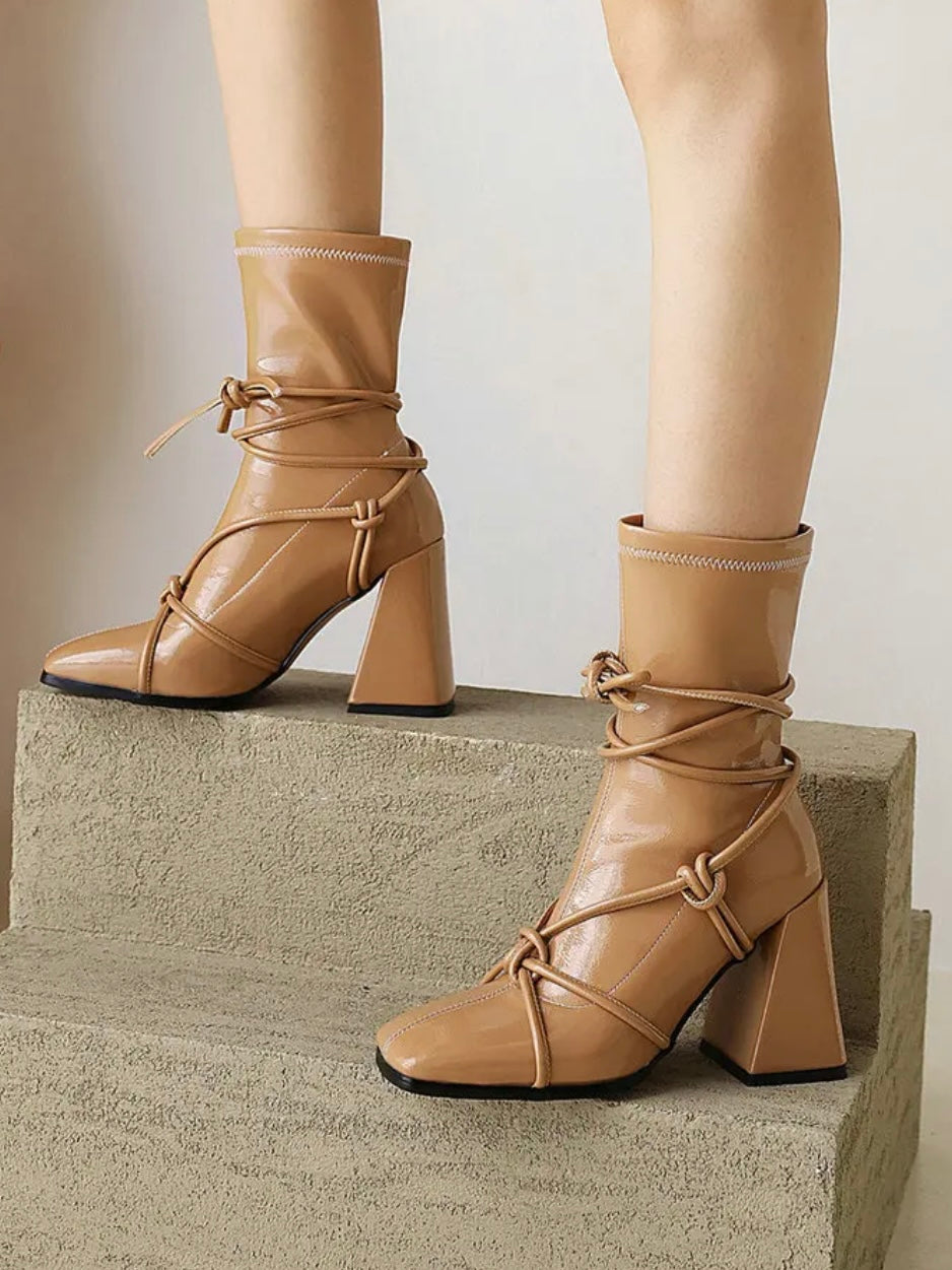 Lack Ankleeboots mit Blockabsatz