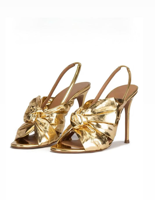 Metalische High-Heels mit Knoten