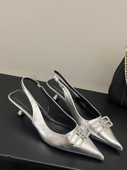 Slingback-Pumps in Silber und Schwarz