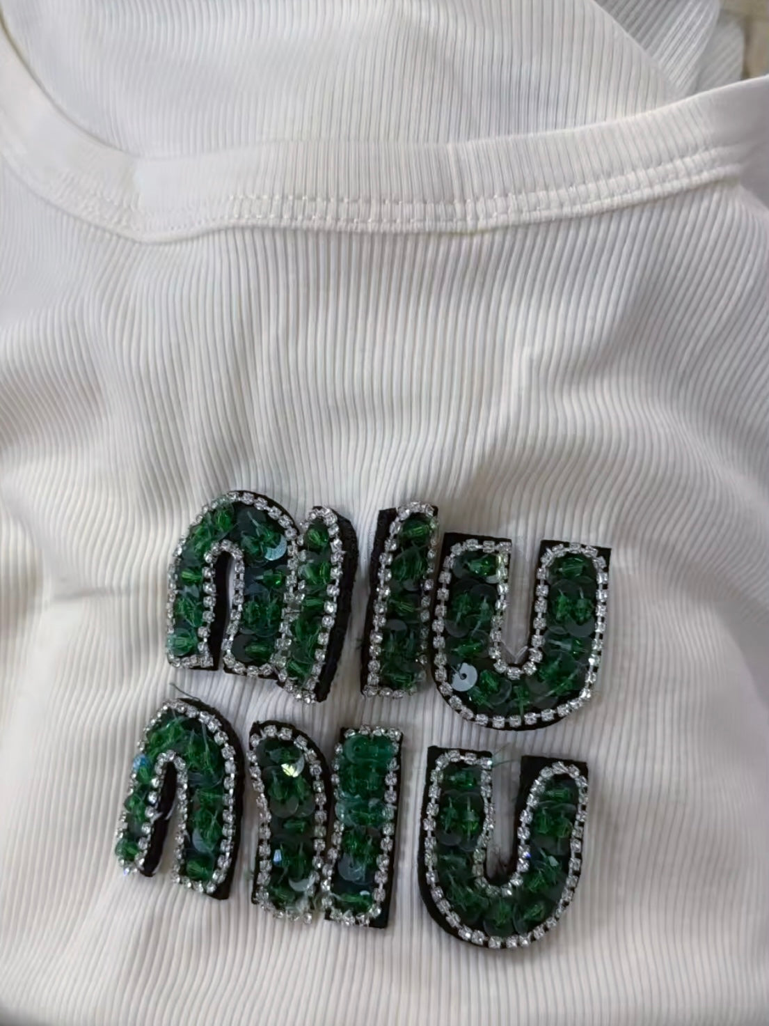 Mila Tanktop mit Perlen-Stickerei Logo
