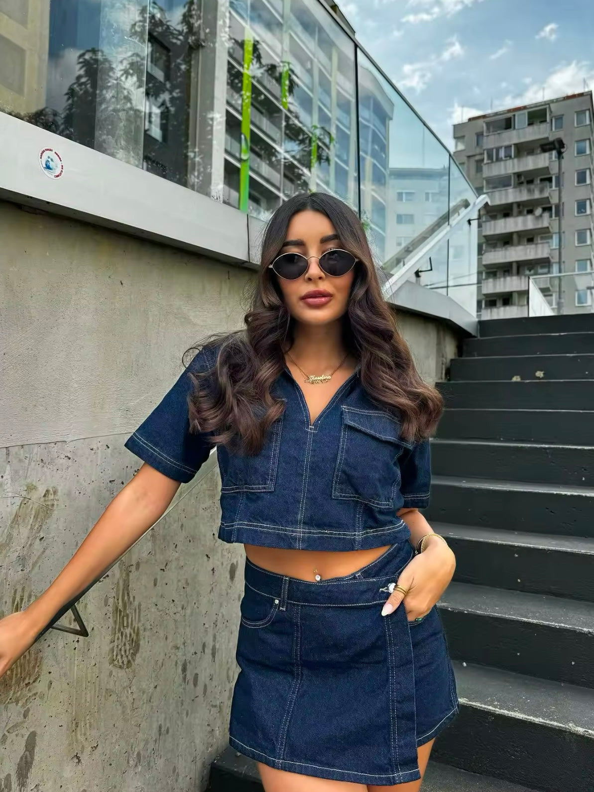 Zweiteiliges Denim Outfit mit Kurzarmjacke und Hosenrock