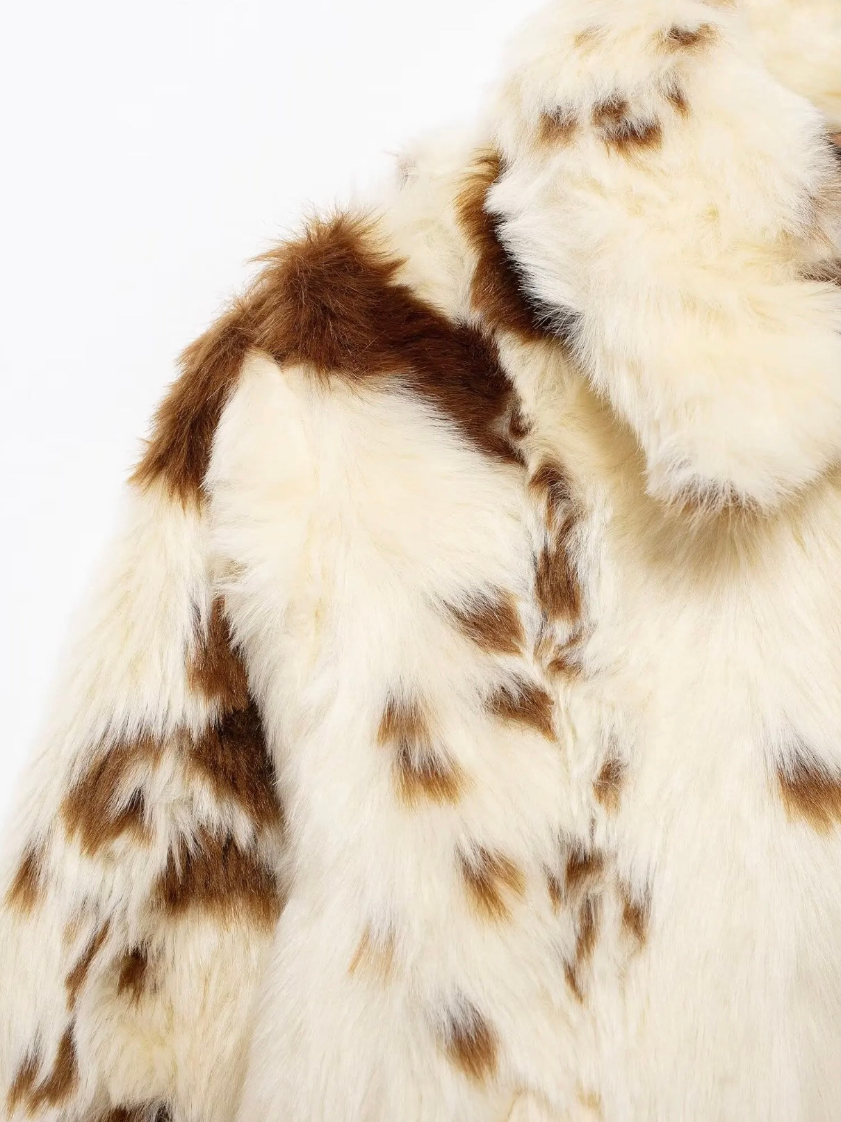 Kurze Kunstfelljacke mit Animalprint und Reißverschluss