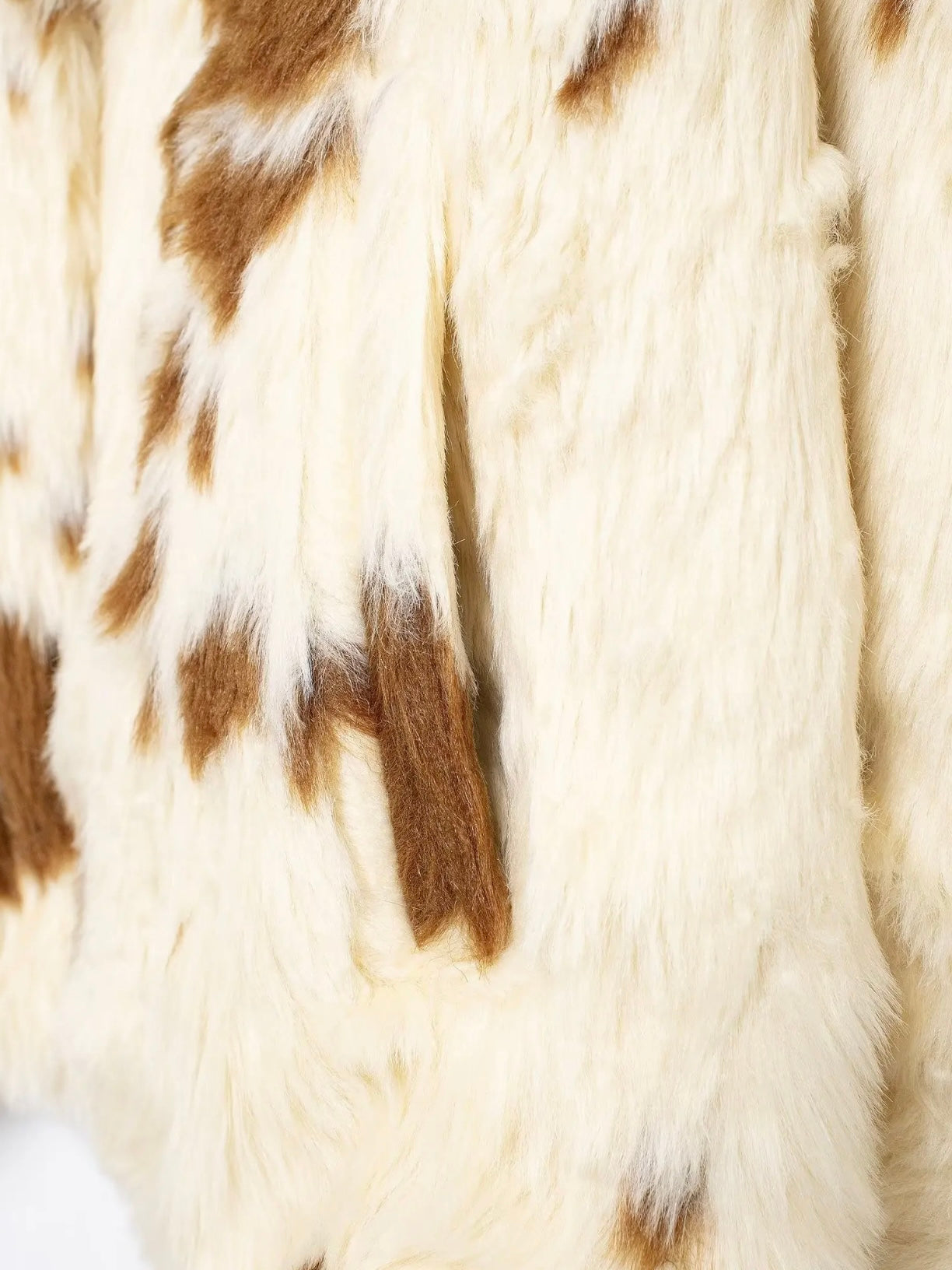 Kurze Kunstfelljacke mit Animalprint und Reißverschluss