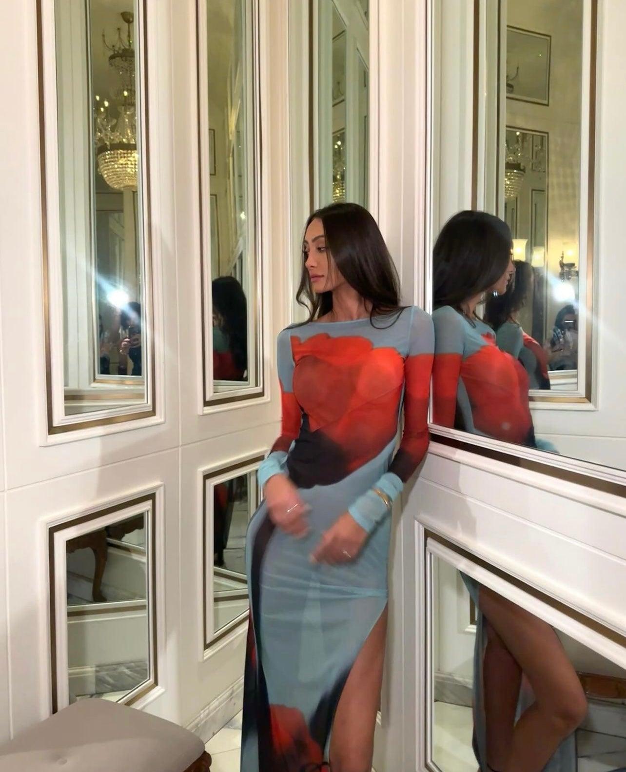 Fließendes langarm Mesh-Strandkleid mit abstraktem Design - Sorentis