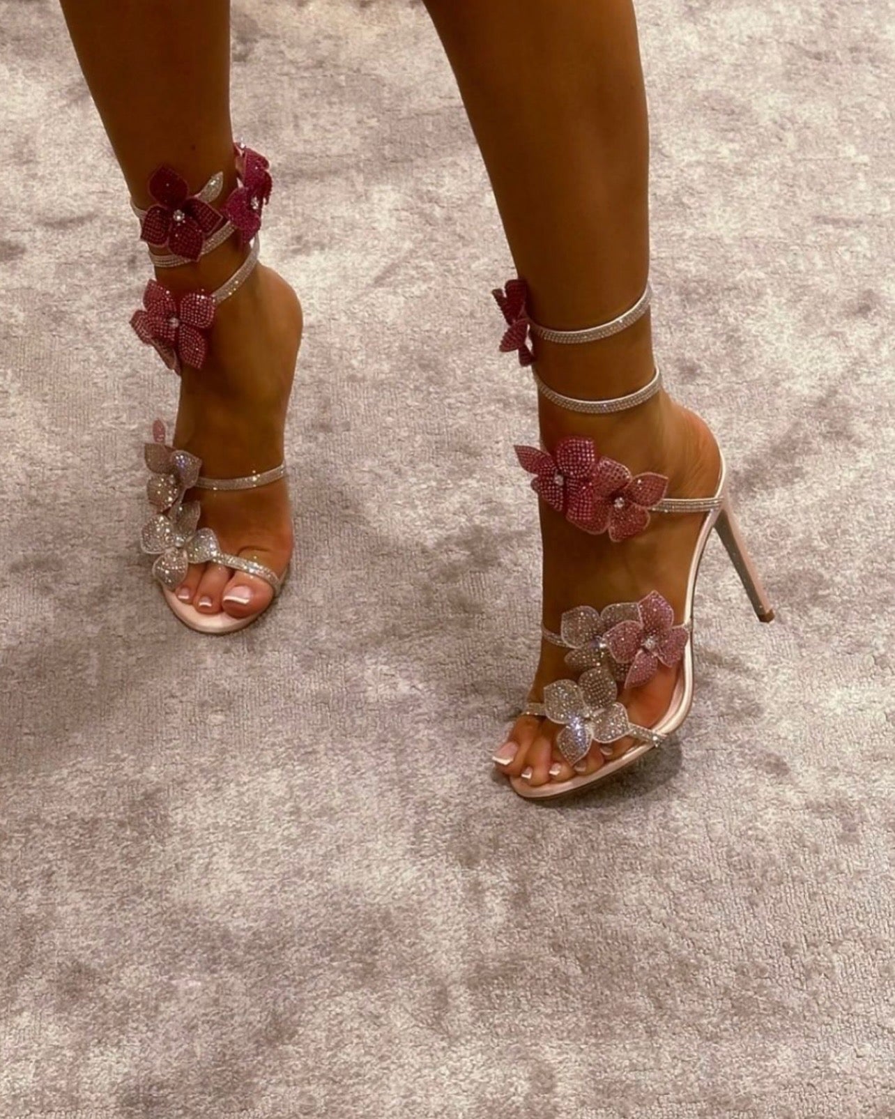 Handgefertigte Sommer-Sandalen mit funkelnden Blumen-Applikationen